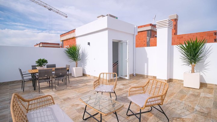 Reihenhäuser mit 3 Schlafzimmern, 2 Bädern, Dachterrasse und Privatpool