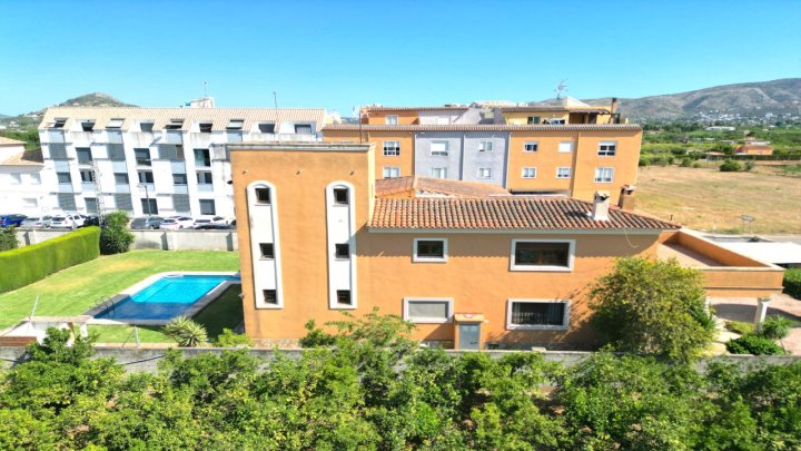 4 Schlafzimmer Villa mit XXL großer Sonnenterasse, großer Pool, BBQ-Haus mit einer Sommerküche, Garten mit Obstbäumen