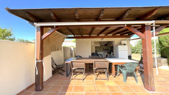 4 Schlafzimmer Villa mit XXL großer Sonnenterasse, großer Pool, BBQ-Haus mit einer Sommerküche, Garten mit Obstbäumen