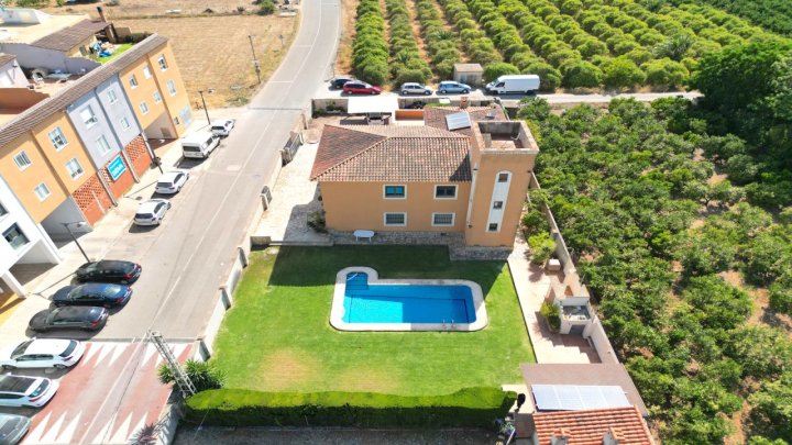 4 Schlafzimmer Villa mit XXL großer Sonnenterasse, großer Pool, BBQ-Haus mit einer Sommerküche, Garten mit Obstbäumen