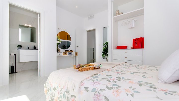 Villen mit 3 Schlafzimmern, 3 Bädern und Privatpool in einer Golfanlage