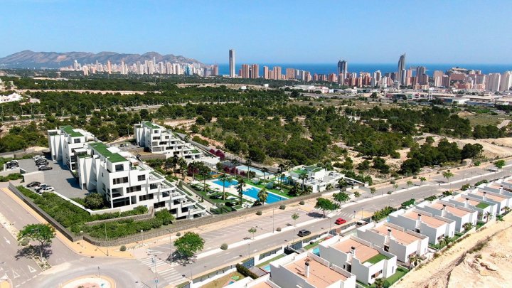 Wunderschöne Maisonette-Wohnungen mit 2 Schlafzimmern, 2 Bädern, privatem Garten, Gemeinschaftspool und z. T. mit Meerblick