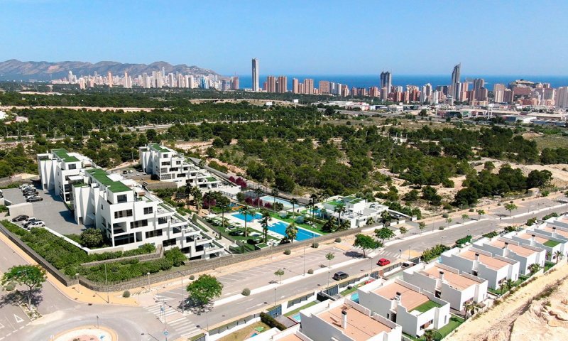 Wunderschöne Maisonette-Wohnungen mit 3 Schlafzimmern, 2 Bädern, privatem Garten, Gemeinschaftspool und z. T. mit Meerblick
