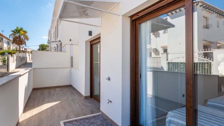 Sehr schöne Erdgeschoss-Wohnungen mit 3 Schlafzimmern, 2 Badezimmern und 2 Gemeinschaftspool